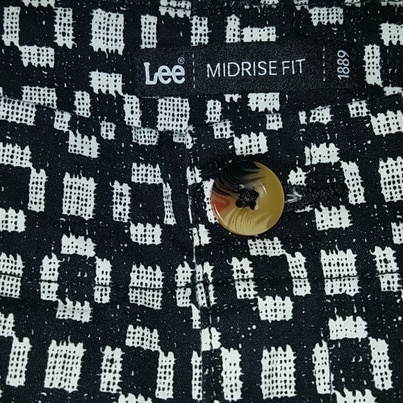 EUC Lee Midrise black & white shorts 18W, like new - Picture 2 of 3